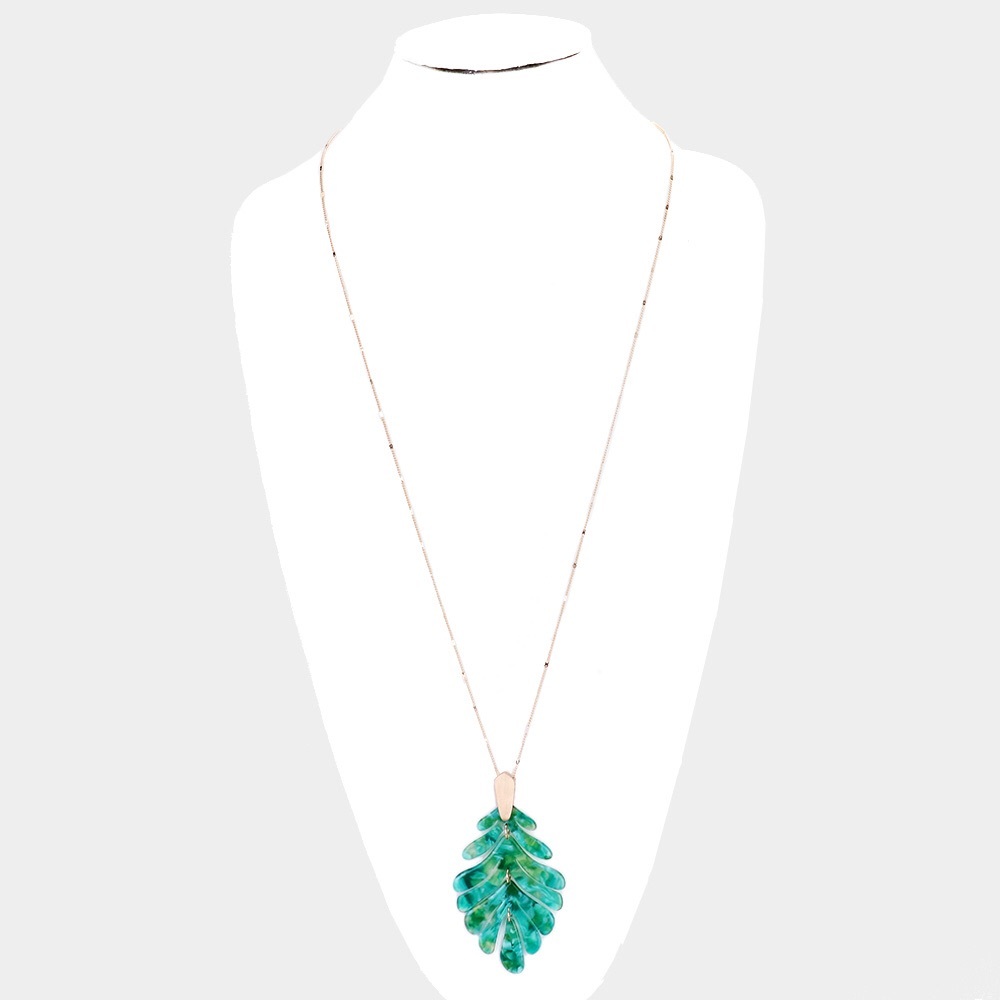 Green leaf pendant necklace